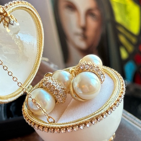 Vintage C1980s gold simulated pearl rhinestone clip on earrings stamped designer - Picture 10 of 14